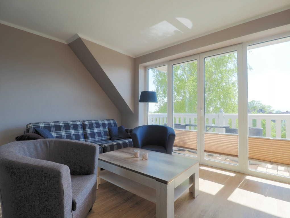 Wohnzimmer mit Zugang zum Balkon