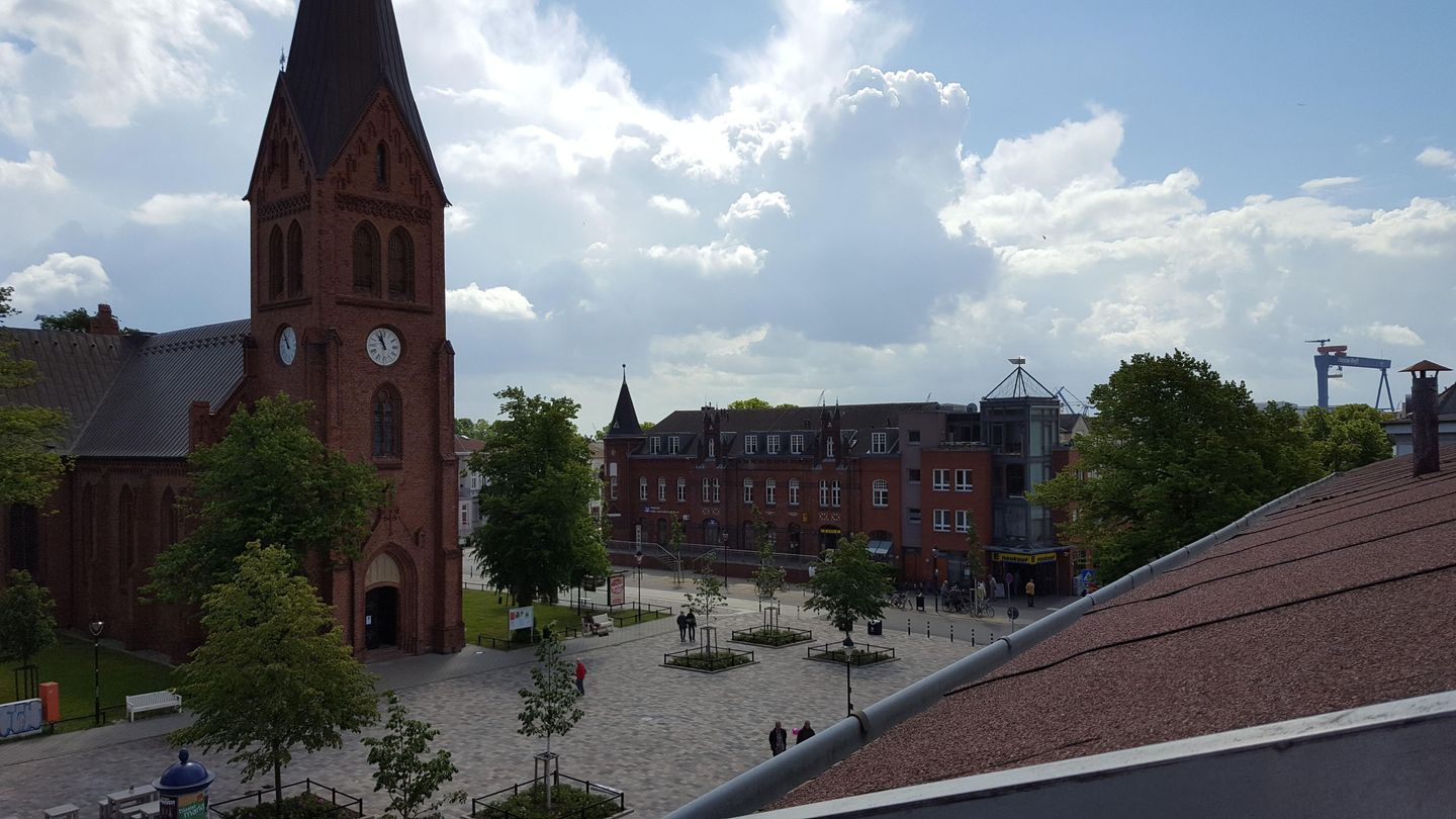 Das Haus befindet sich im Herzen von Warnemünde am Kirchenplatz