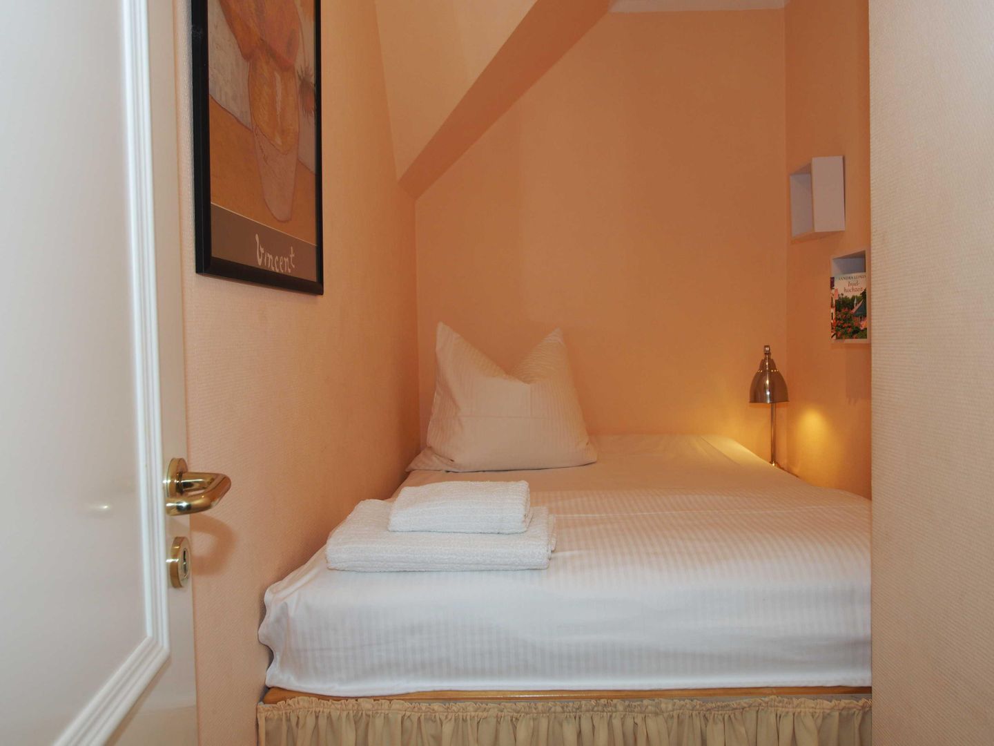 Kleines Zimmer mit Einzelbett