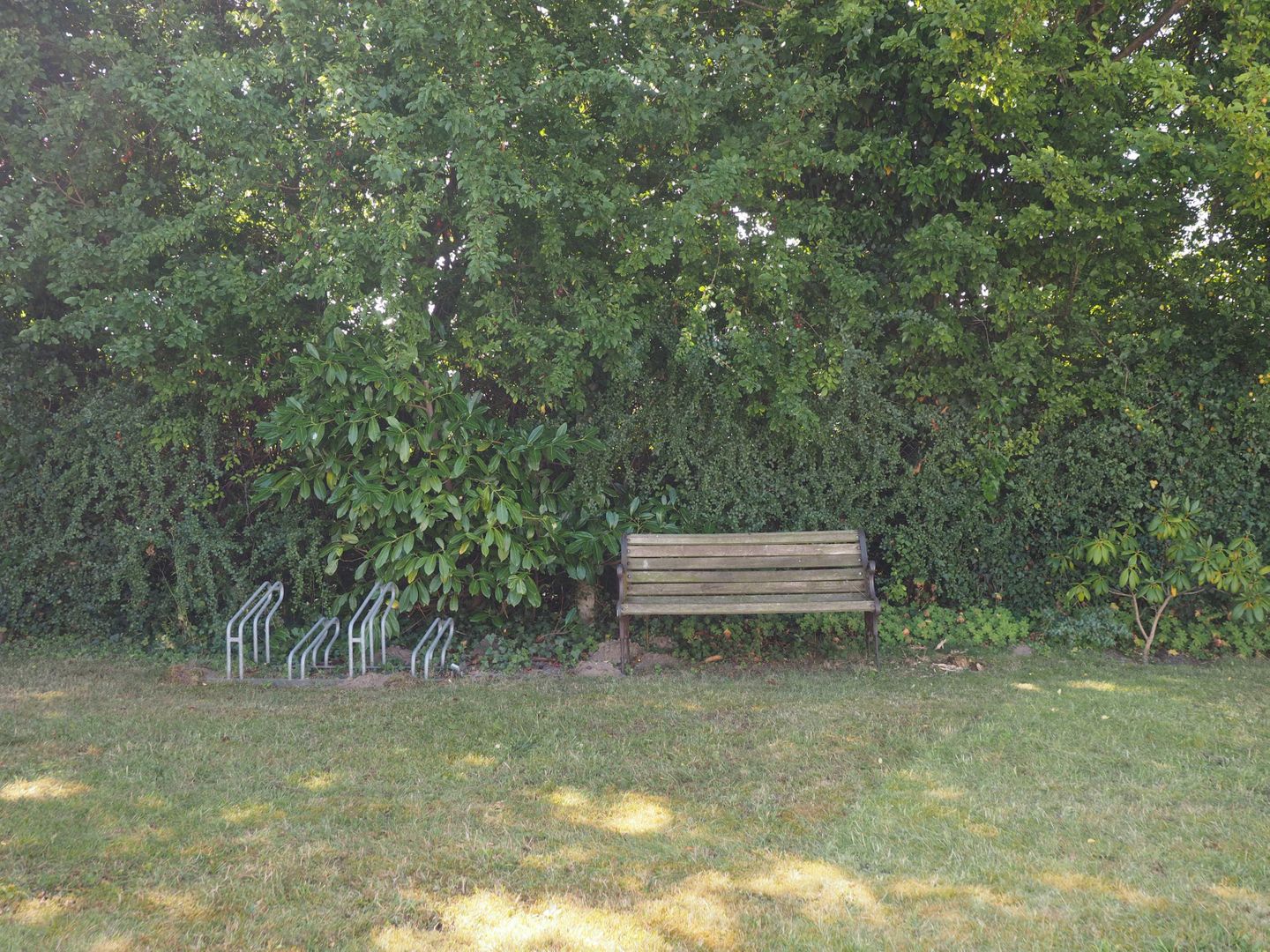 Fahrradständer hinter dem Haus