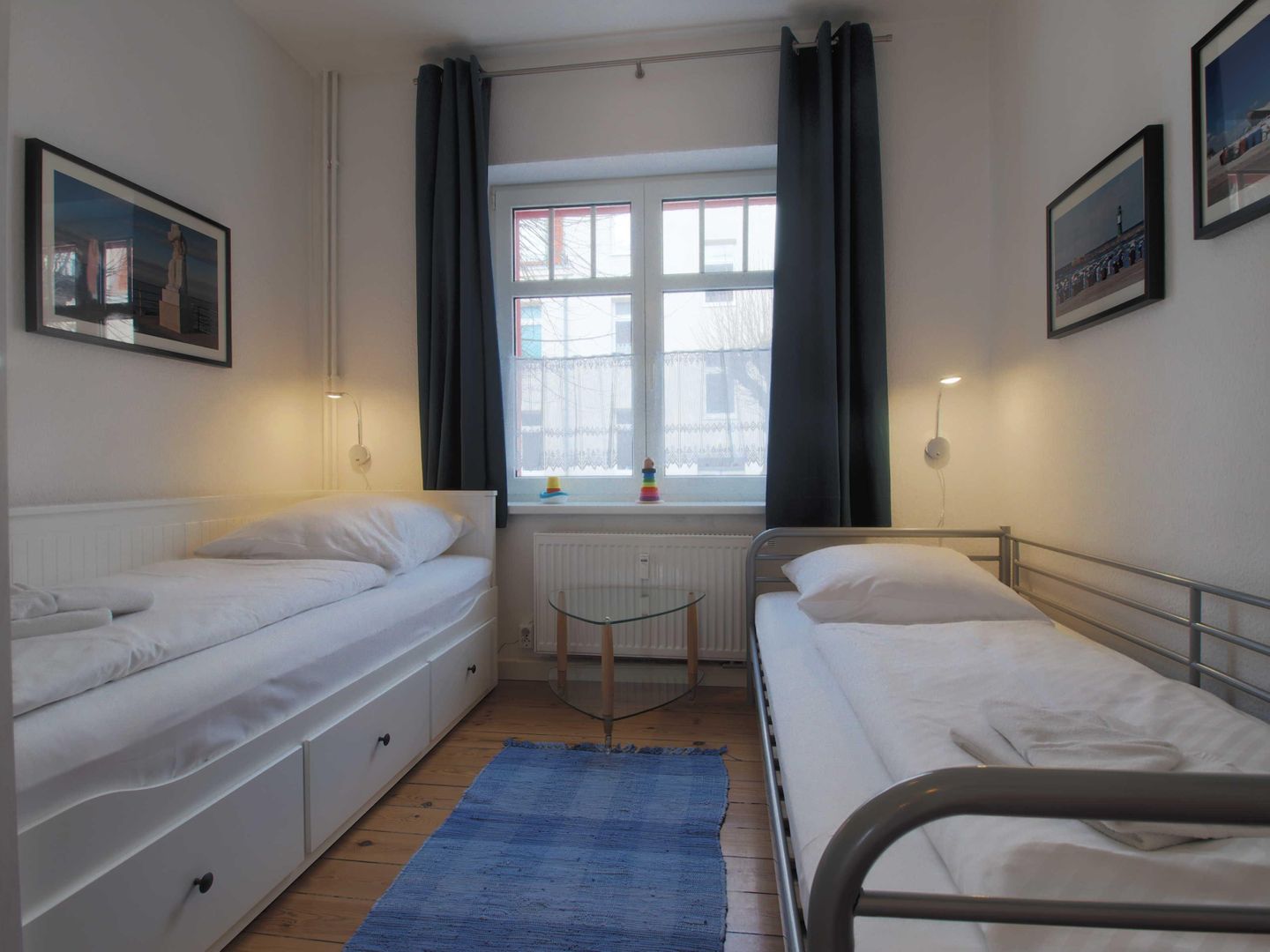 Schlafzimmer mit zwei Einzelbetten