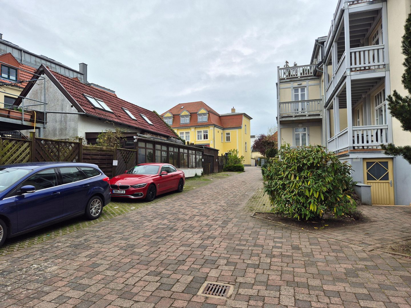 Parkplatz auf dem Grundstück