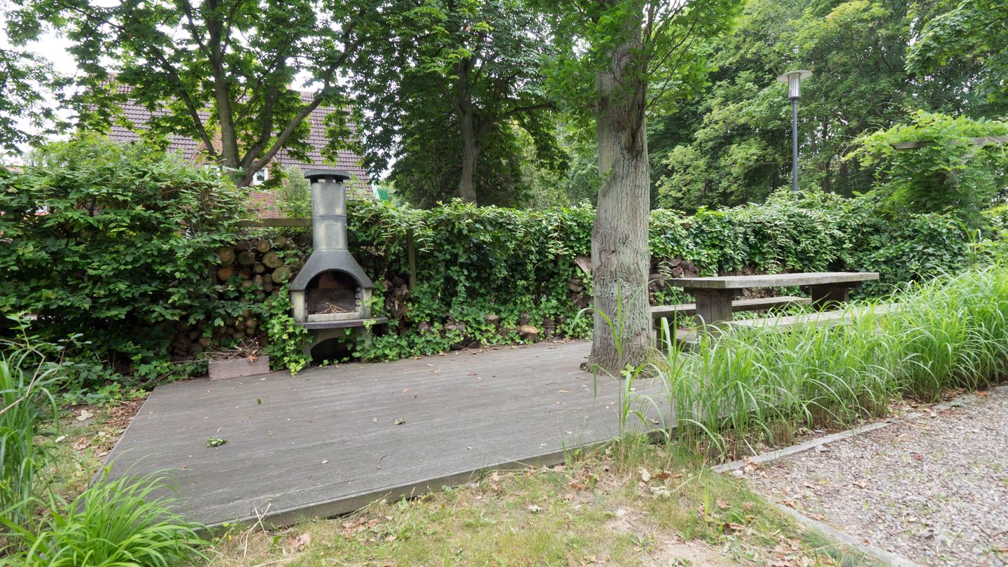 Grillplatz und Terrasse neben dem Haus
