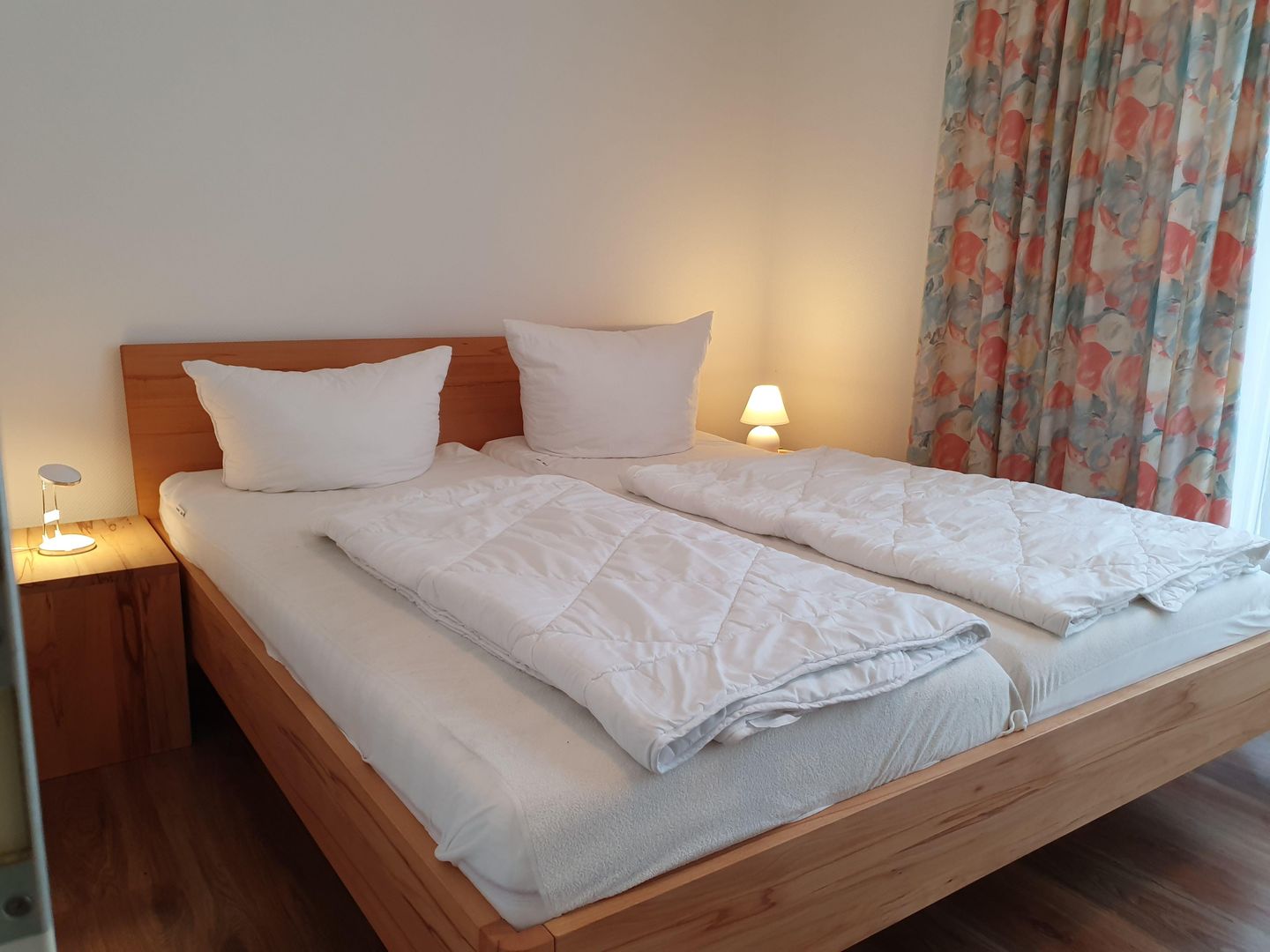 Doppelbett im zweiten Schlafzimmer