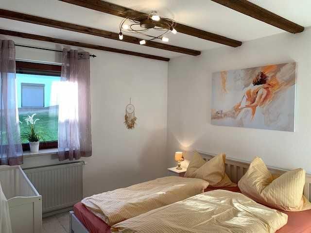 Schlafzimmer mit Babybett