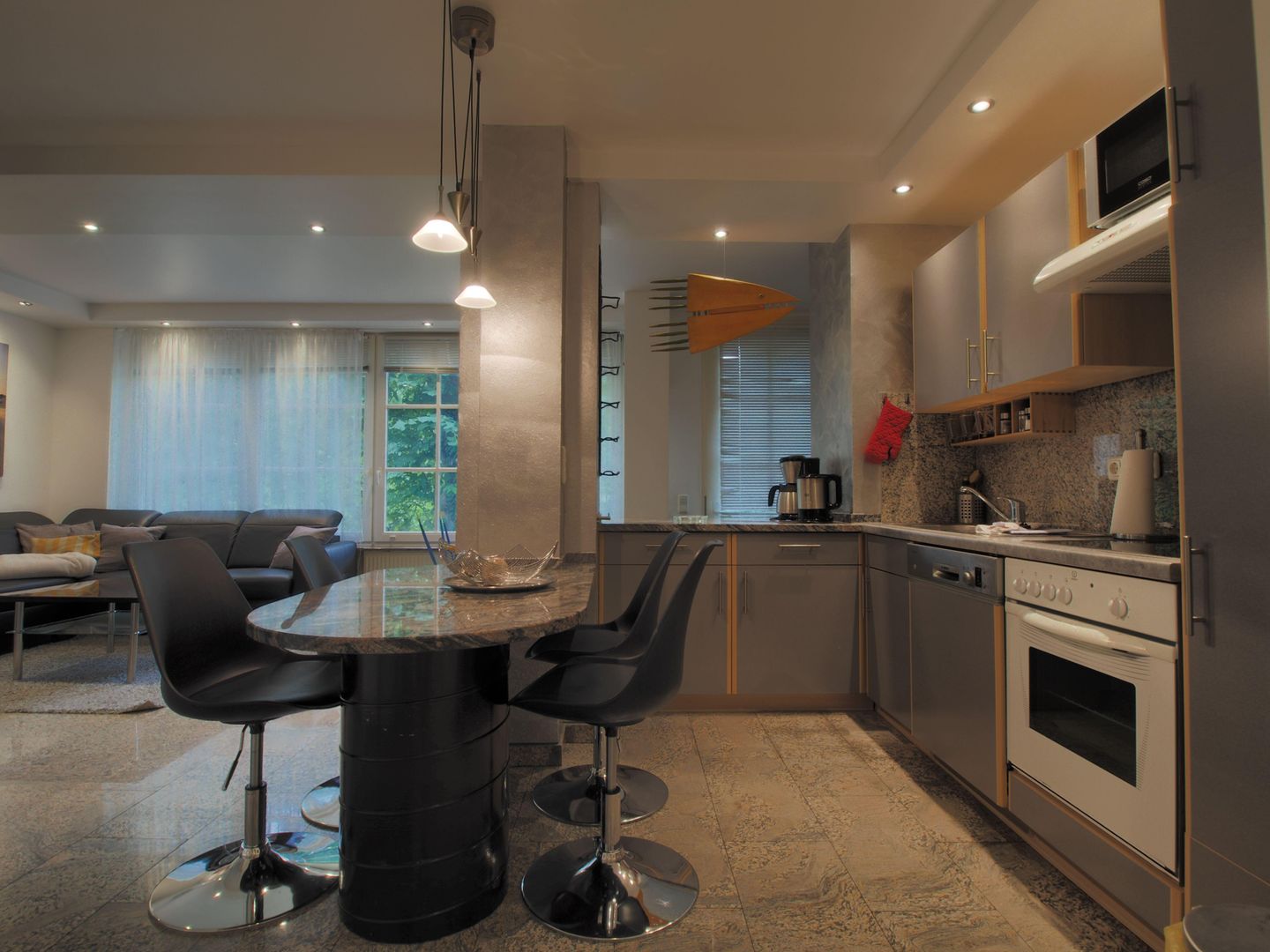 Küche mit Essbereich