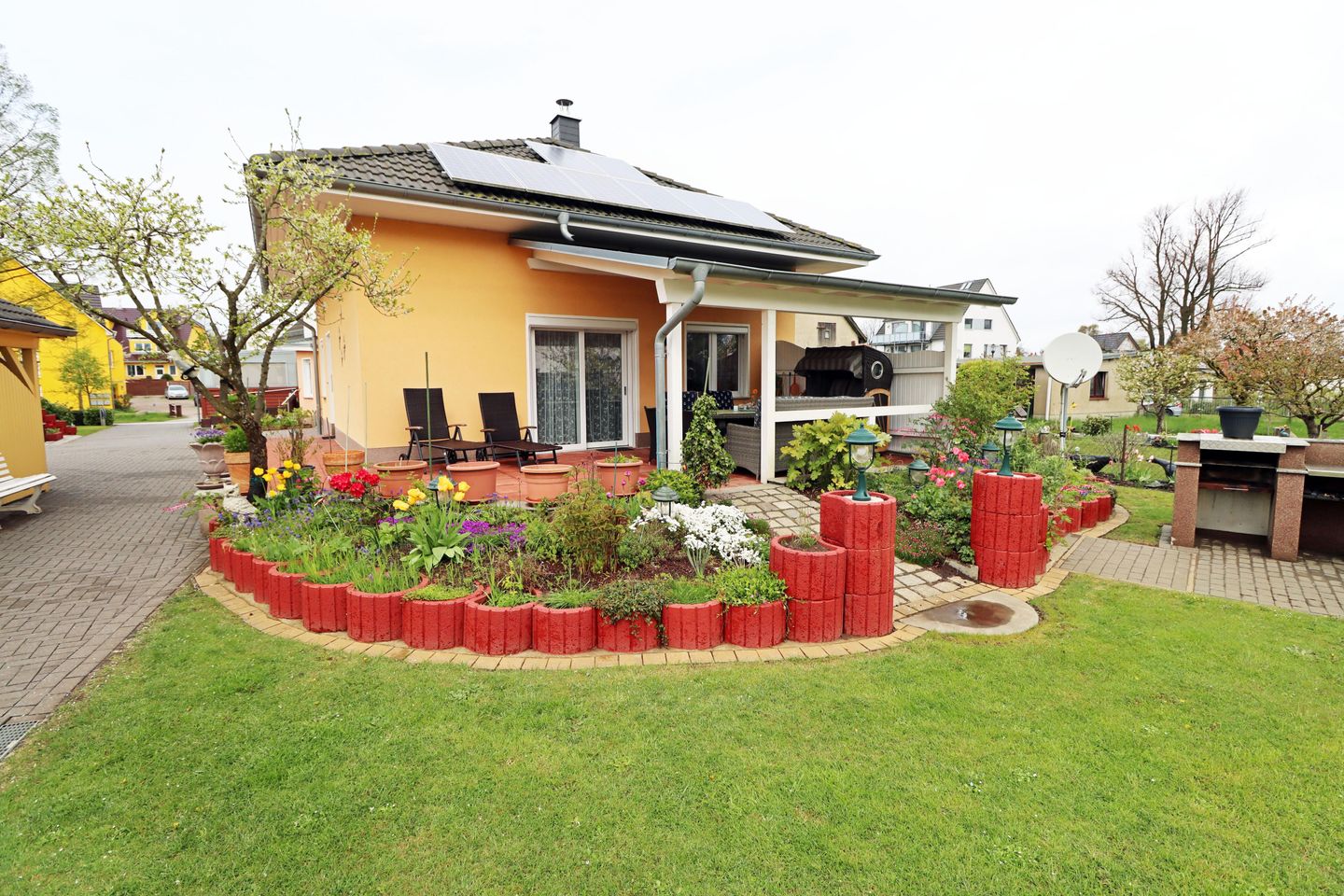 Hausrückseite mit Grillplatz
