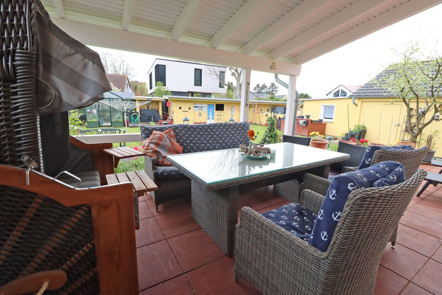 Terrasse mit Blick in den Garten