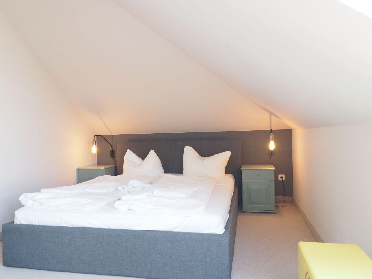 Großes Doppelbett im Schlafzimmer