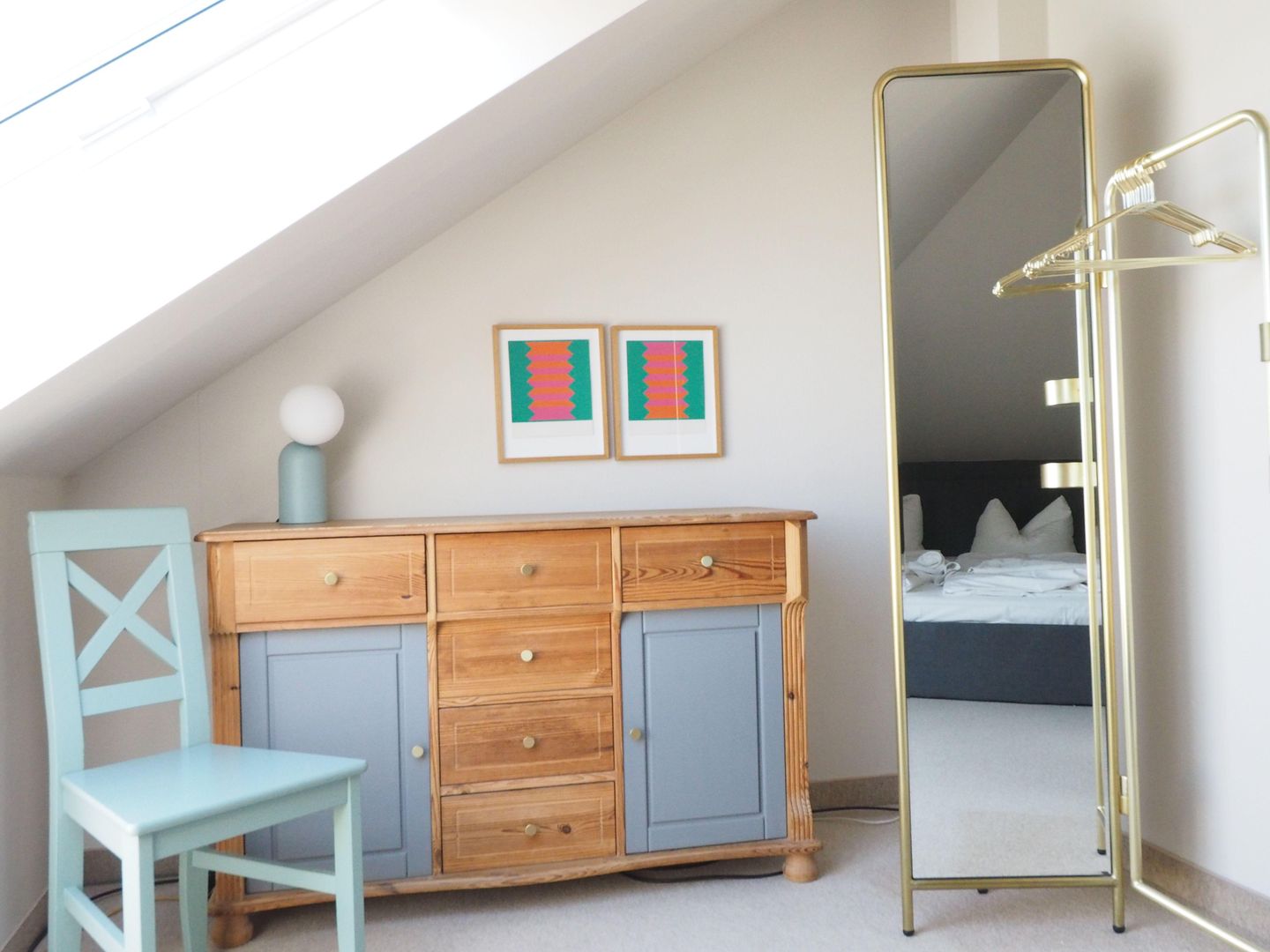 Garderobe und Kommode im Schlafzimmer