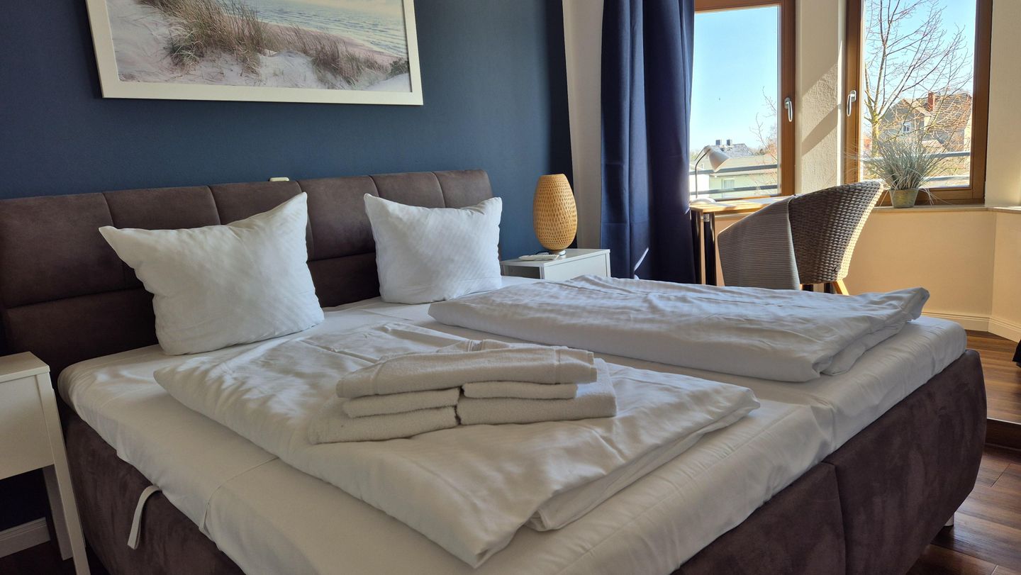 Schlafzimmer mit Doppelbett