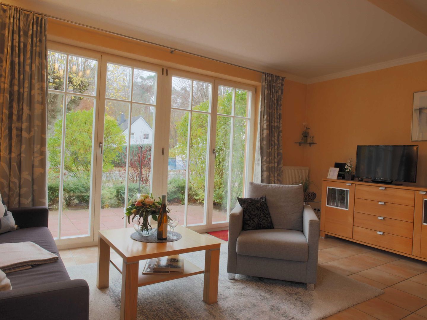 Wohnzimmer mit Blick auf die Terrasse