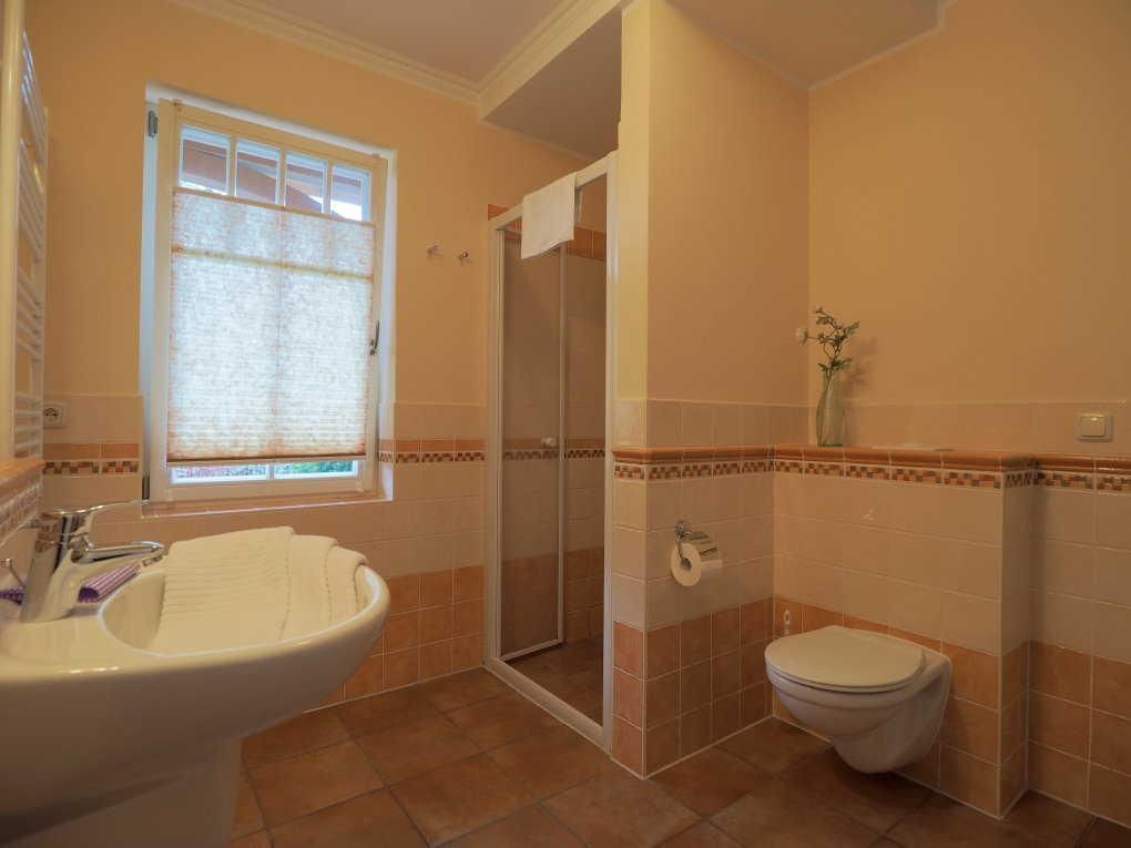 Tageslichtbad mit bodengleicher Dusche