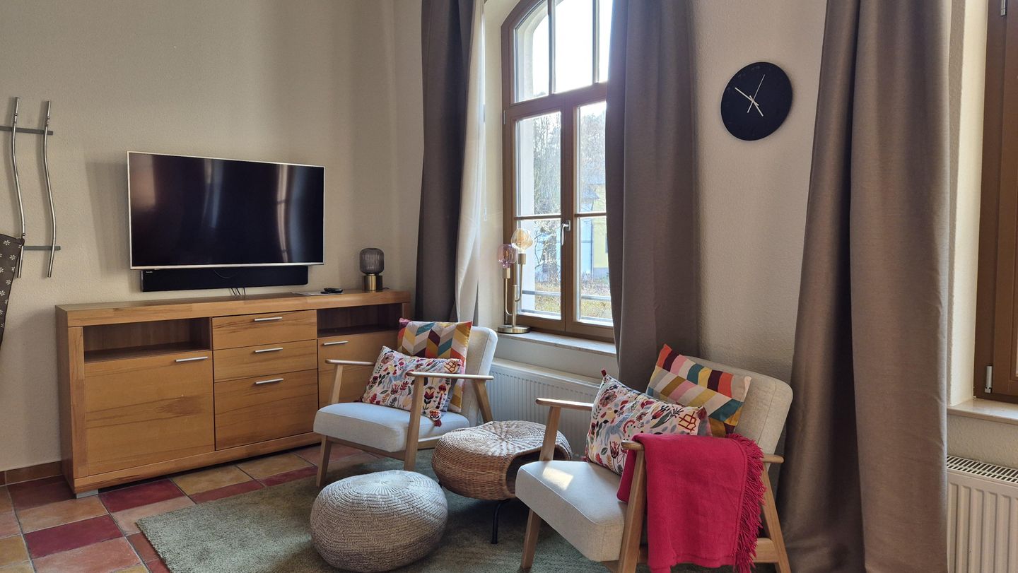 Sitzbereich mit Fernseher