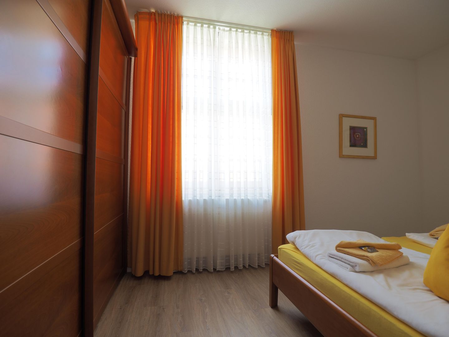 Schlafzimmer mit Kleiderschrank