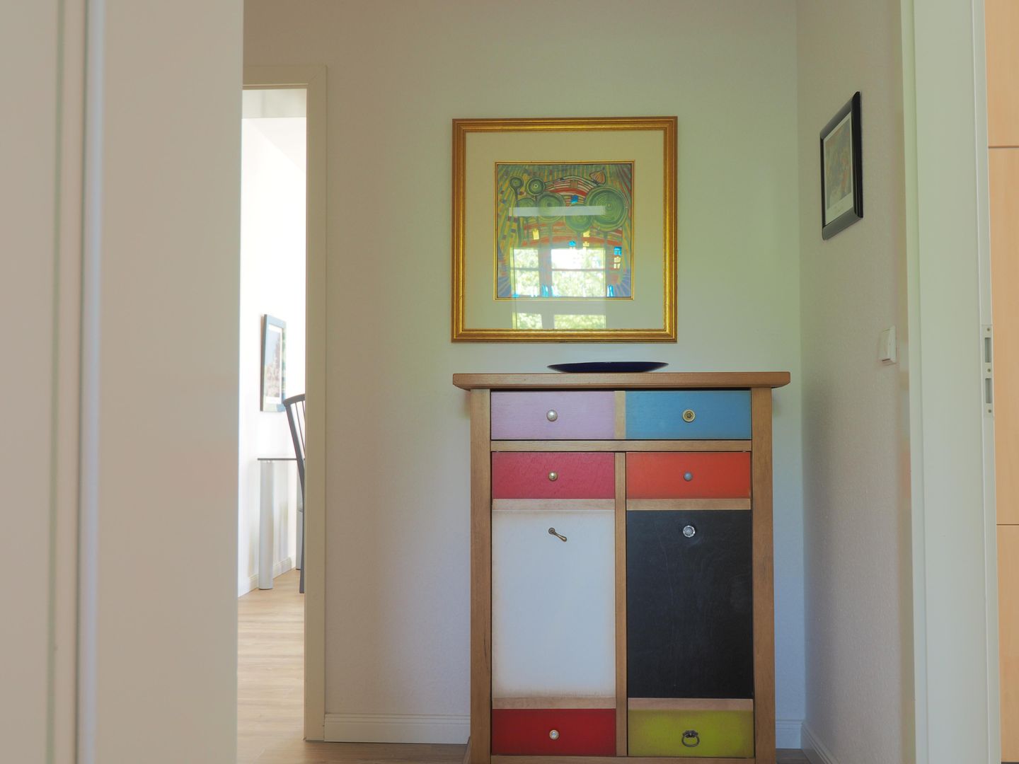 Blick vom Flur in den Wohnbereich