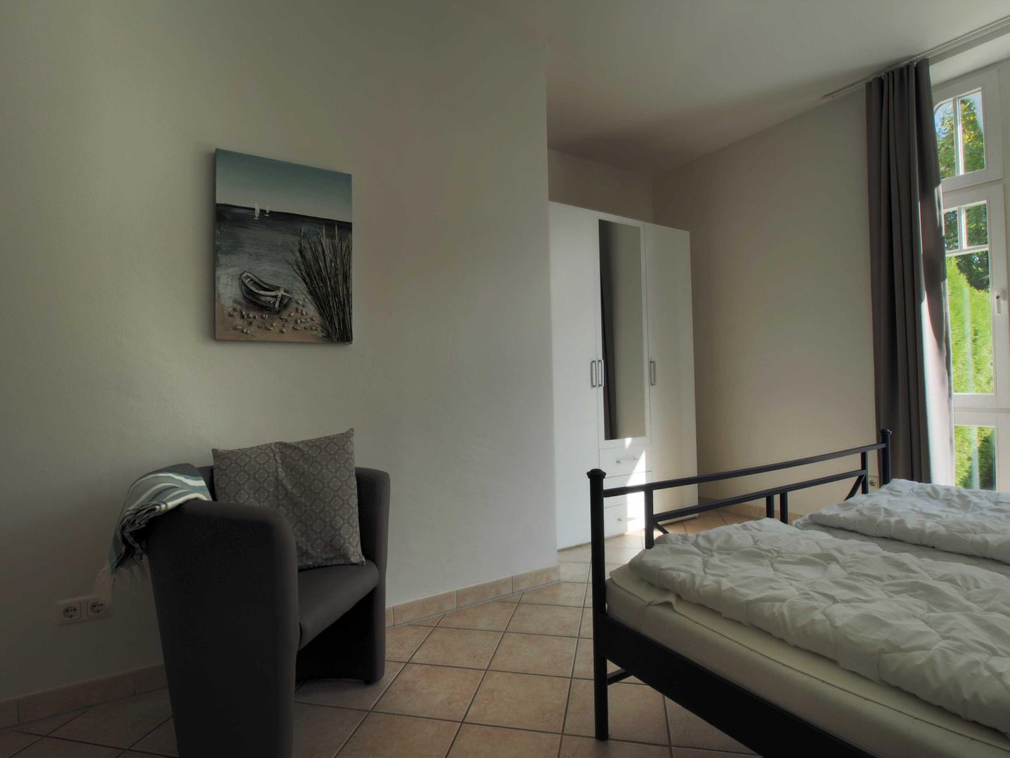 Schlafzimmer mit Doppelbett und Kleiderschrank