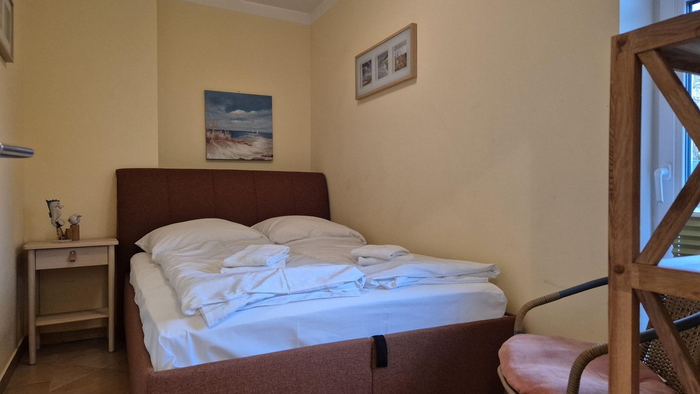 Kleines Schlafzimmer mit franz. Bett