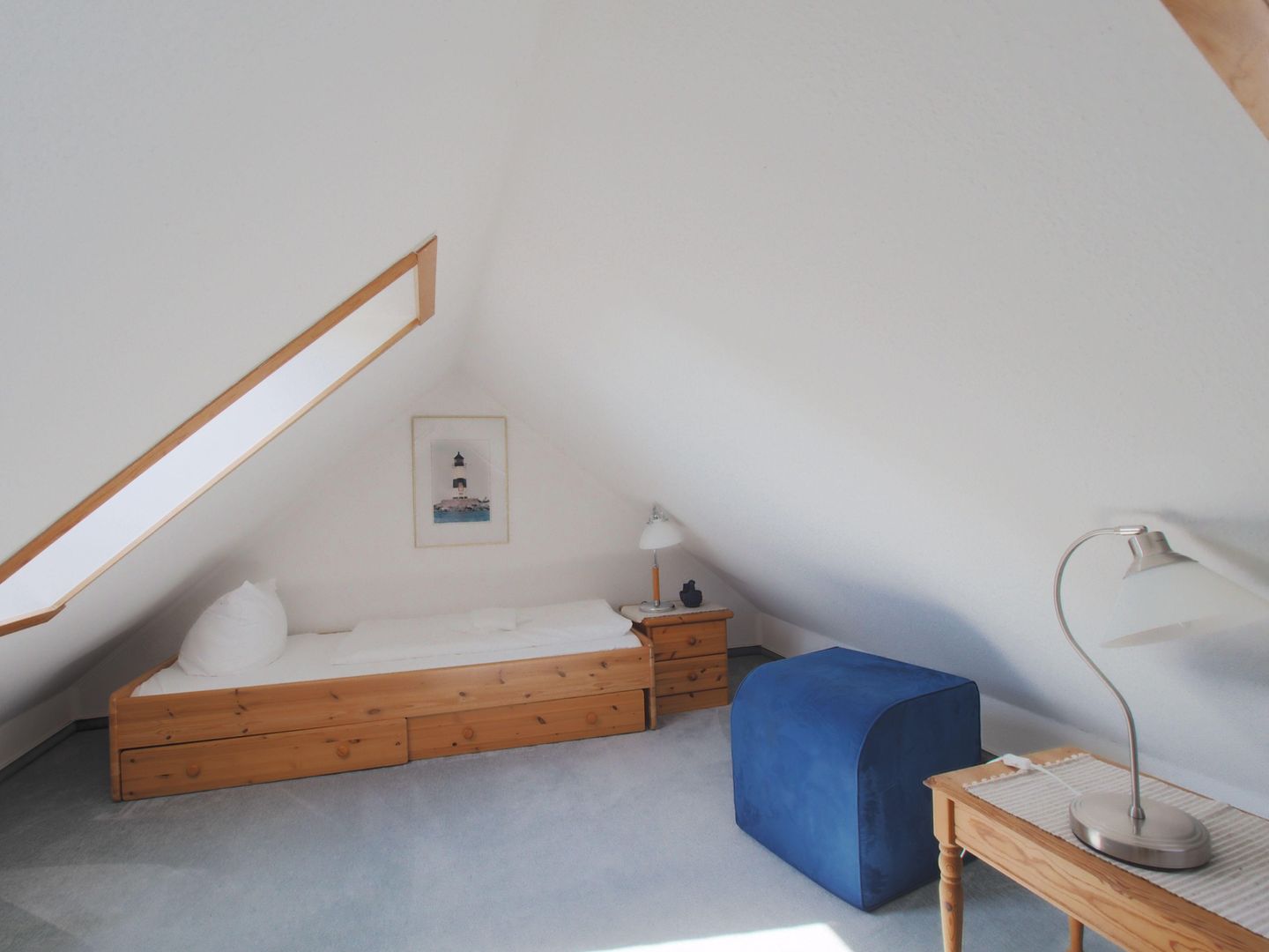 Spitzdach mit zwei Einzelbetten für Kinder, keine volle Raumhöhe