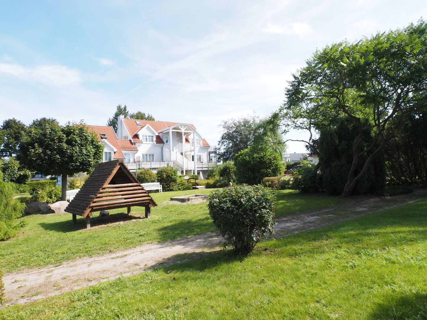 Innenhof mit Spielbereich und Sitzbänken