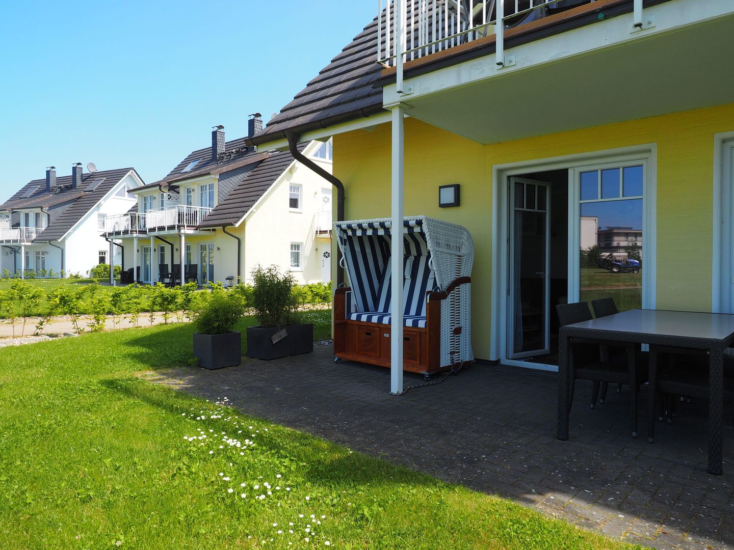 Strandkorb auf der Terrasse