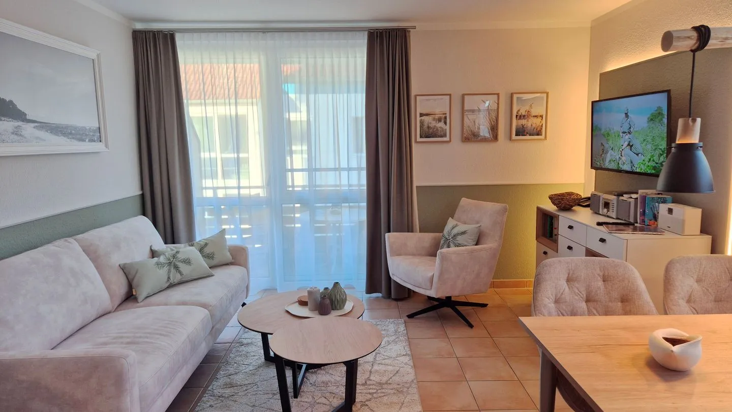 Residenz am Strand Wohnung 4-61 Ostseeheilbad Zingst - Wohnbereich mit Sofa und Sessel