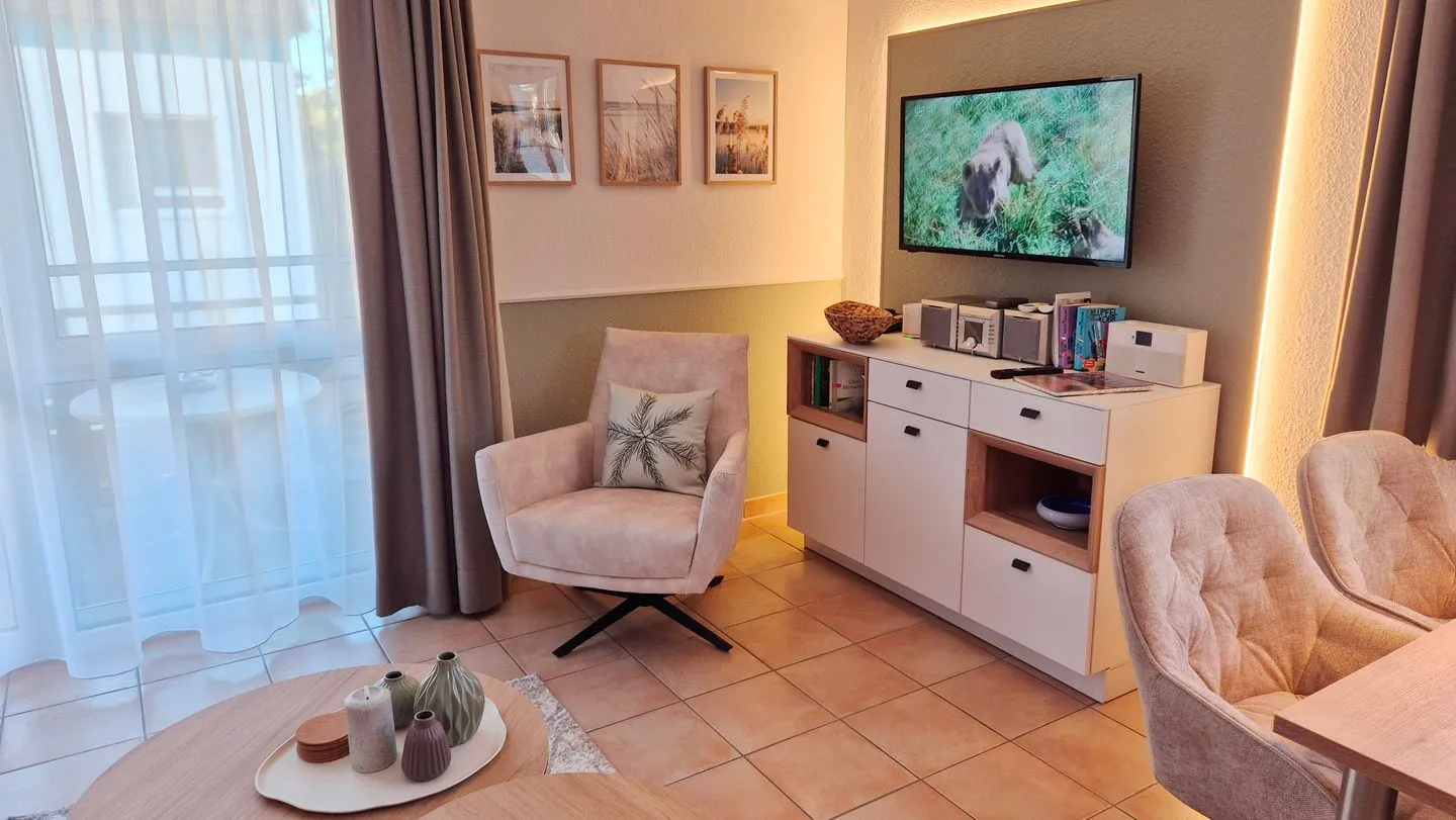 Residenz am Strand Wohnung 4-61 Ostseeheilbad Zingst - Wohnbereich mit Sessel und TV