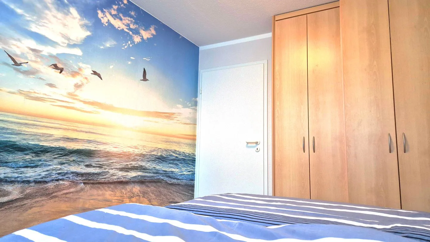 Residenz am Strand Wohnung 4-61 Ostseeheilbad Zingst - Schlafzimmer mit Doppelbett und Kleiderschrank