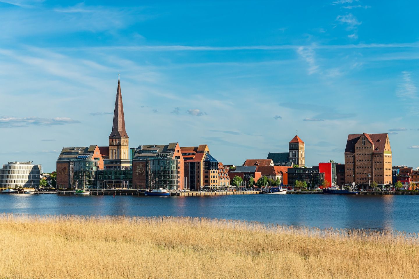 Rostock - Stadtkulisse von der Warnow aus