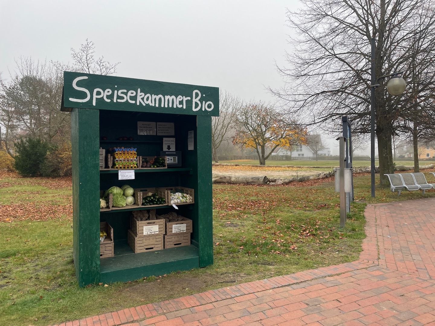 Blick in die Speisekammer am Straßenrand zum Verkauf von frischem Gemüse aus der Region