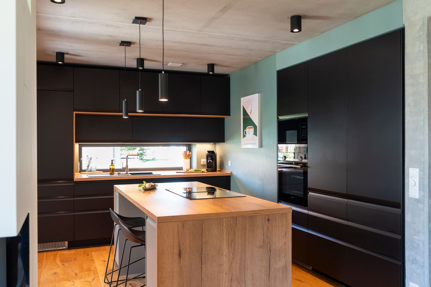 schwarze Küche mit Küchenblock im Ferienhaus Grüngedacht in Zingst