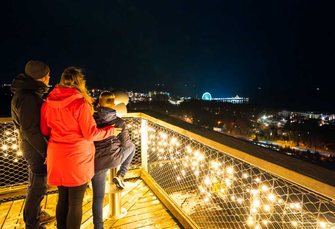 Familie beim Lichterzauber auf dem Baumwipfelpfad Usedom