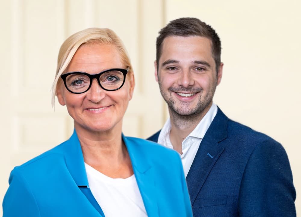 Band steht auf der Bühne