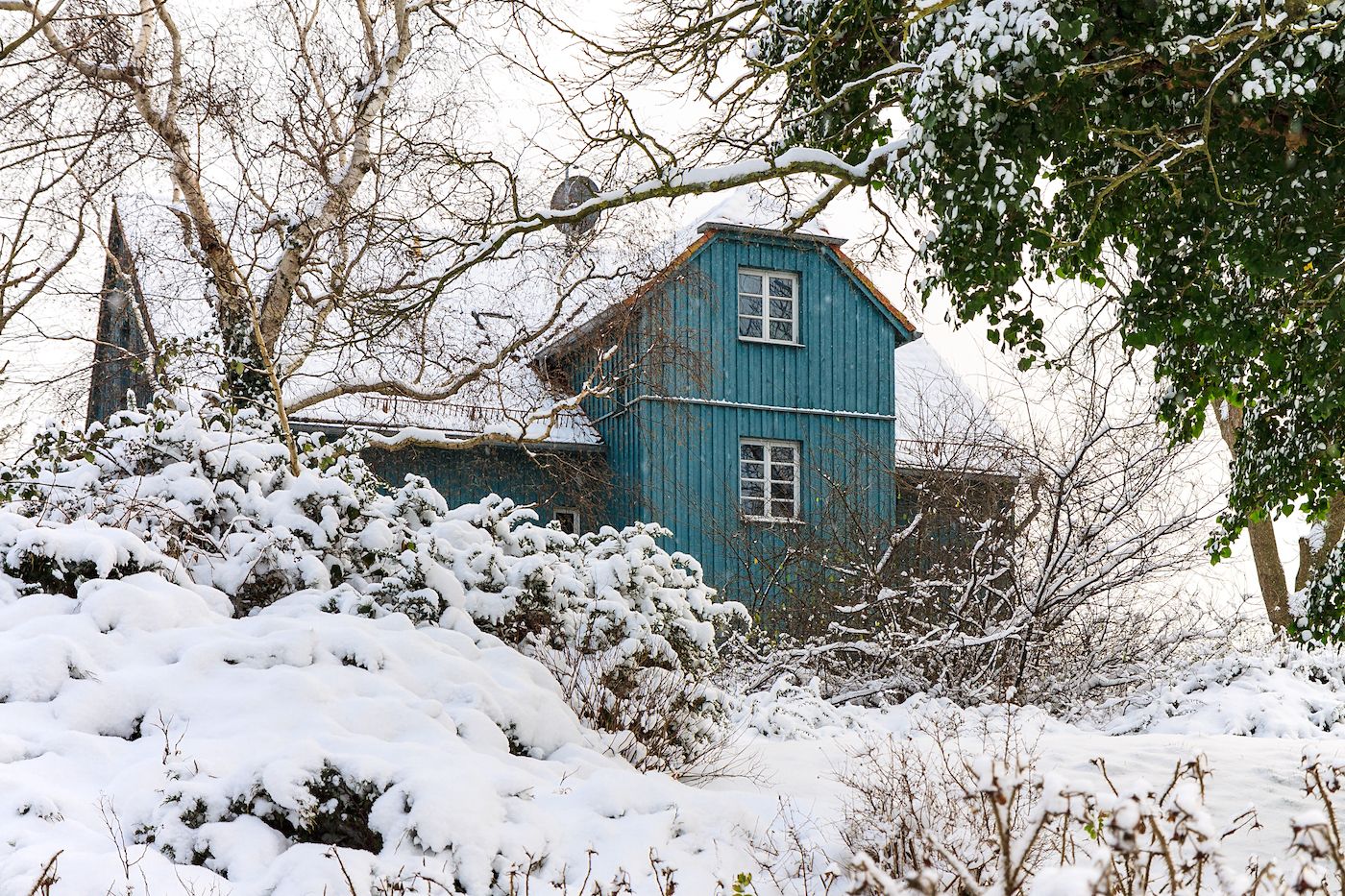 Vorderansicht Künstlerhaus Lukas in Ahrenshoop im Schnee