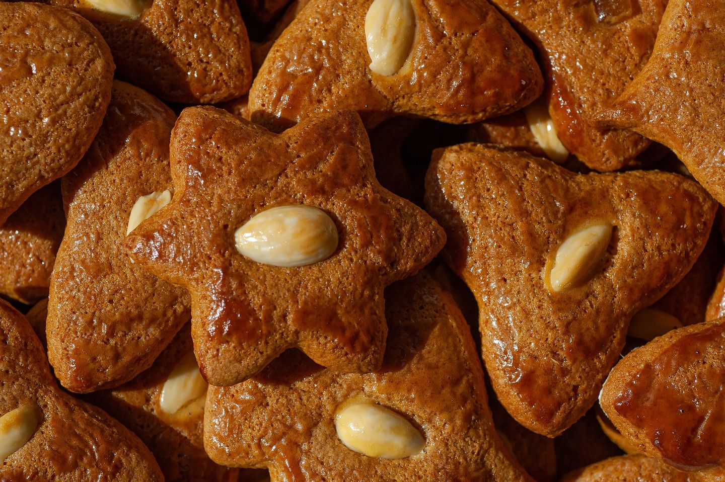 gebackene und verzierte Weihnachtsplätzchen 