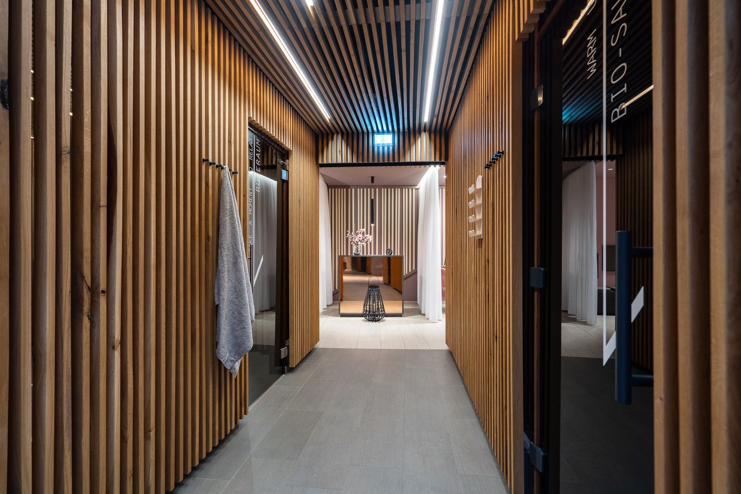 Wellnessbereiche mit Sauna, Dampfbad, Ruheraum und direktem Zugang zum Wohnbereich