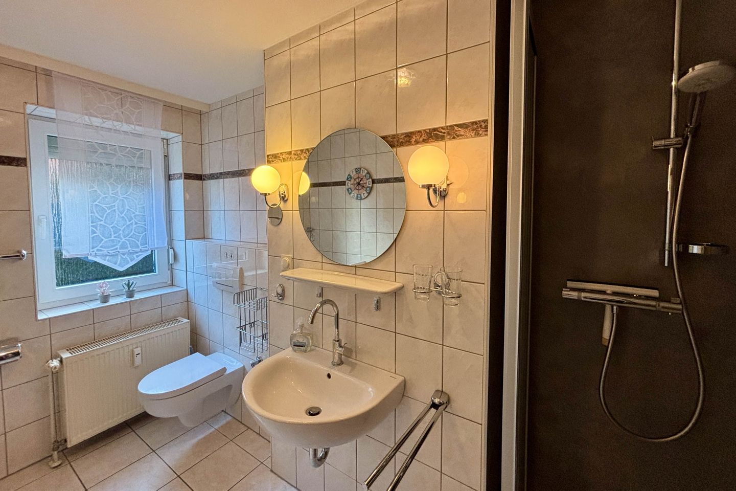 Blick ins Badezimmer mit Dusche