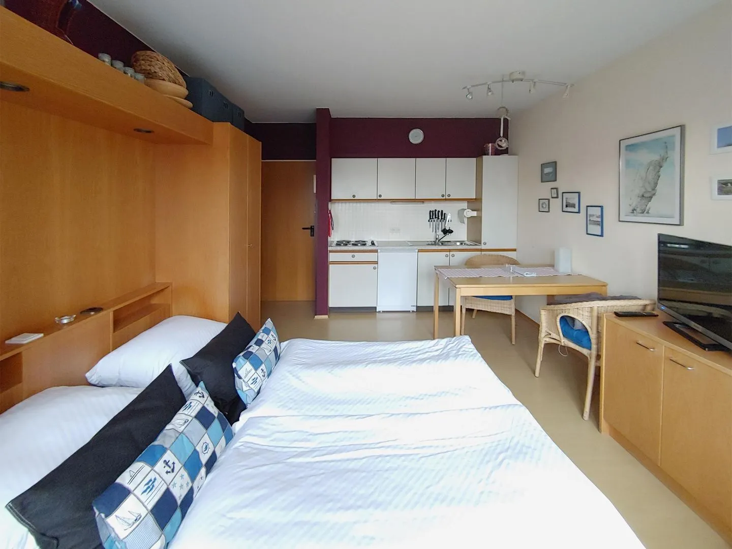Haus *Südspitze 17* Ferienwohnung *Inselnest am Meer* Wittdün auf Amrum - Wohnzimmer mit Schlafcouch in der Ferienwohnung Inselnest am Meer in Wittdün auf Amrum