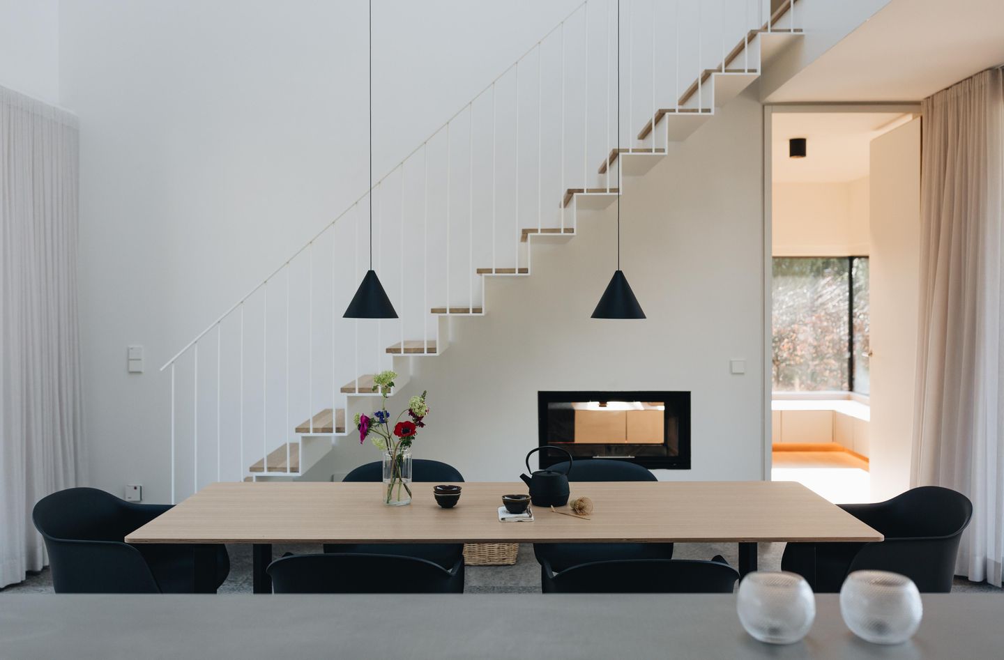 Ferienhaus Quartier Wieck in Wieck am Darß, Küchenanblick mit Tisch und Stühlen, Kamin im Hintergrund