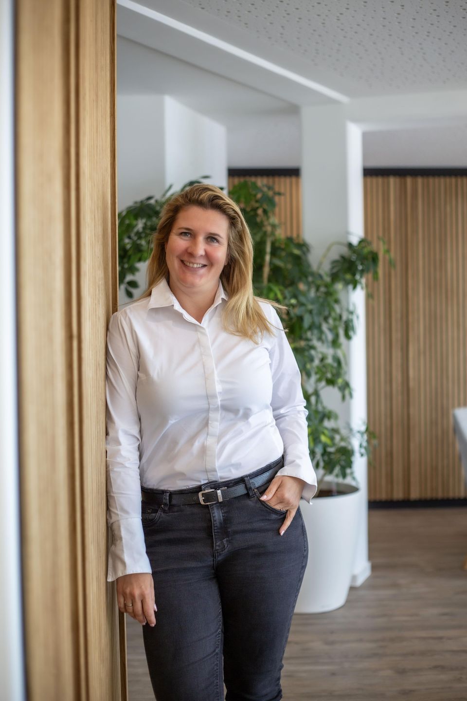 Band steht auf der Bühne