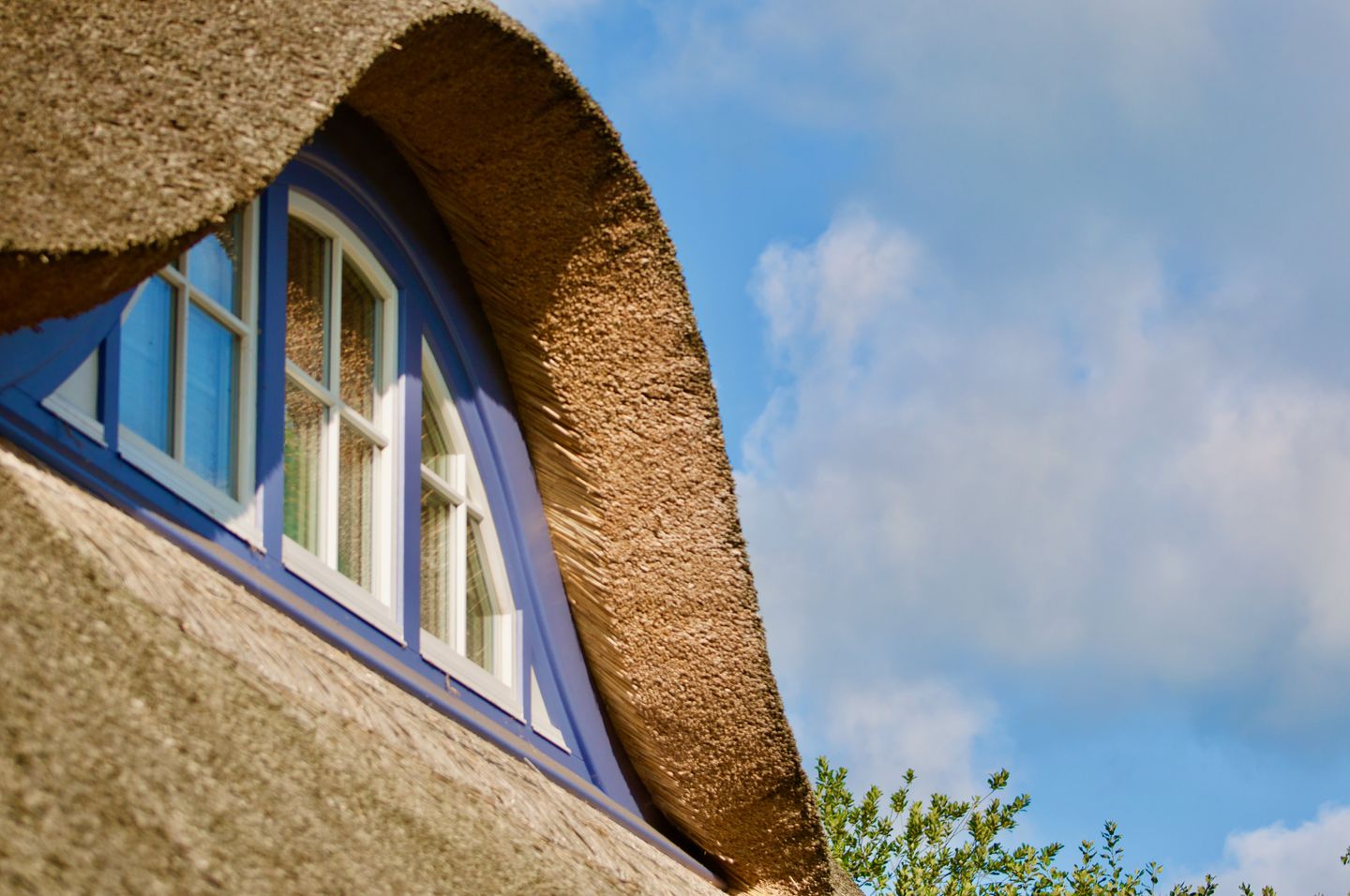 Reetdach mit rundem Fenster