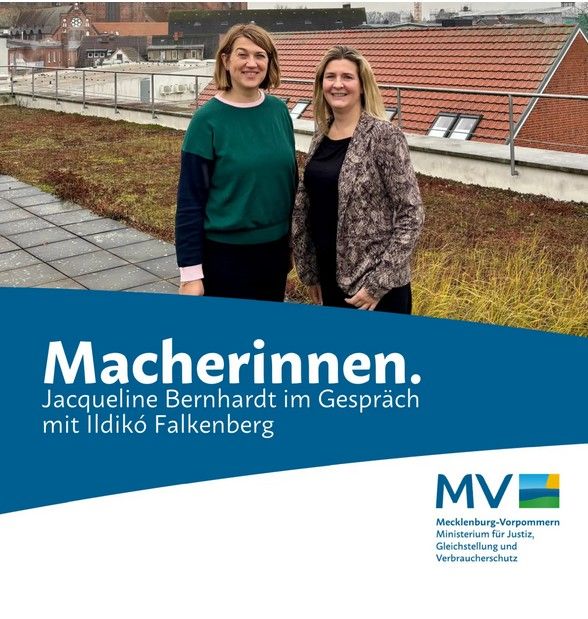 Band steht auf der Bühne