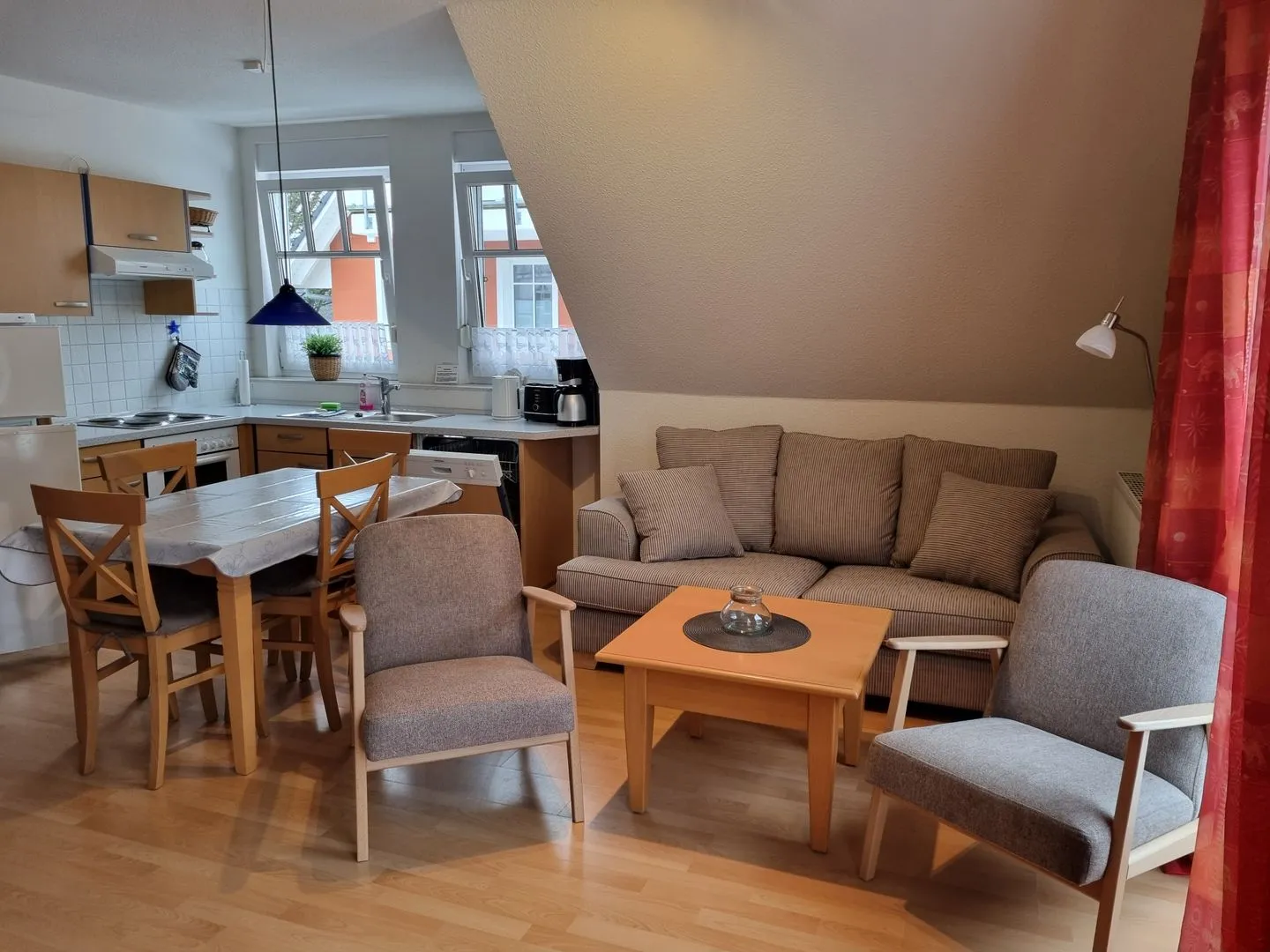 Wohnbereich mit Sofa und Blick zur Küche Zur Hanse Wohnung 4.3 - Zur Hanse Süd