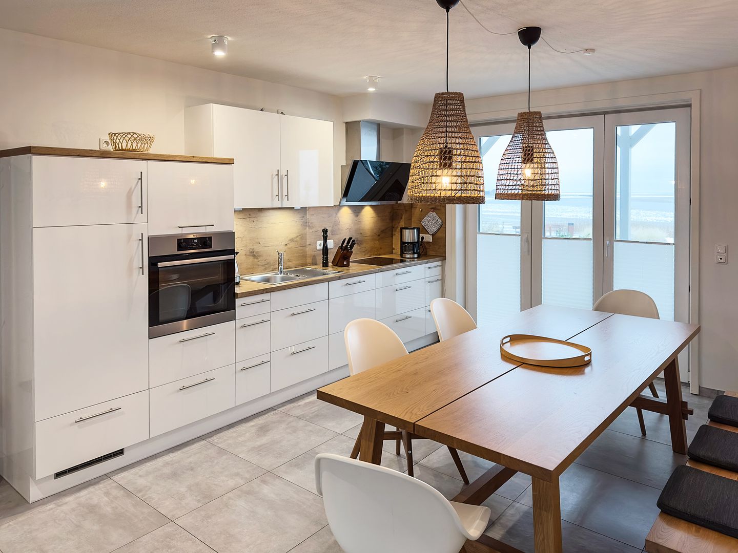 Küche und Esstisch der Ferienwohnung Weiße Düne 4 in Wittdün auf Amrum