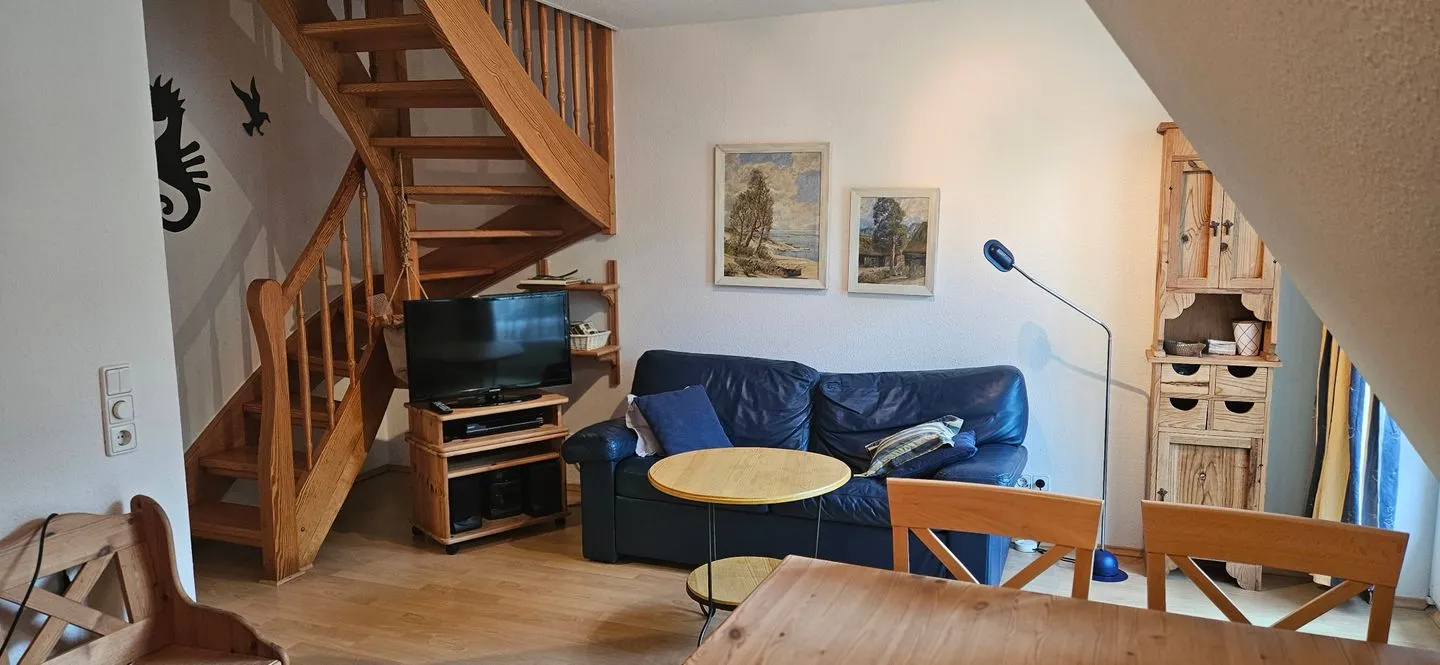 Wohnbereich mit Sofa und TV Achtern Diek Achtern Diek 12b - Wohnung 6