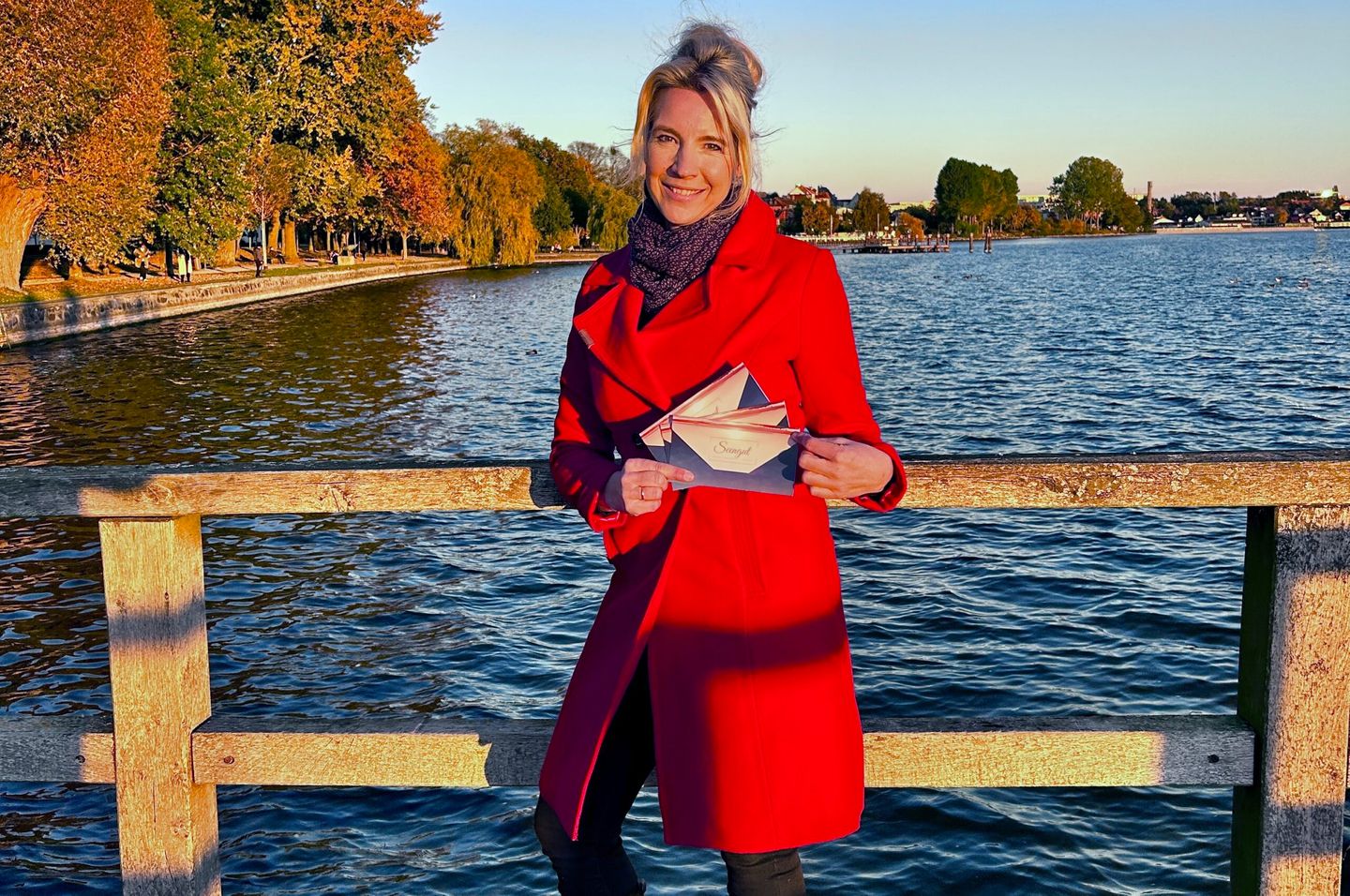 Band steht auf der Bühne