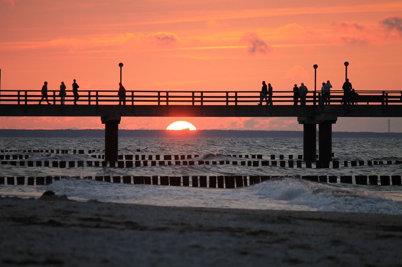 Blick auf die Seebrücke in Zingst bei untergehender Abendsonne
