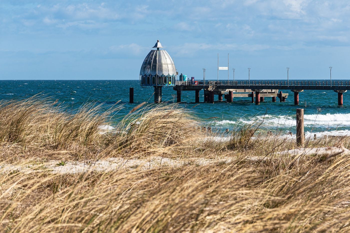 Tauchglocke an der Seebrücke in Zingst, Blick vom Strand aus bei Sonne und blauem Himmel