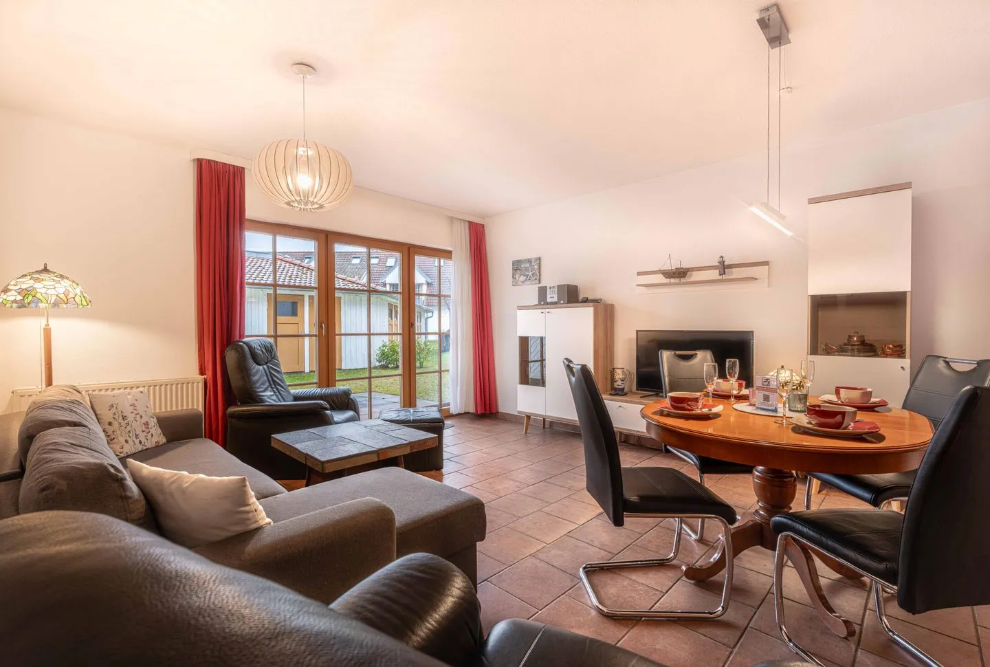 Wohnzimmer mit Essbereich Ferienpark Freesenbruch Wohnung 2.3 - Waldesruh