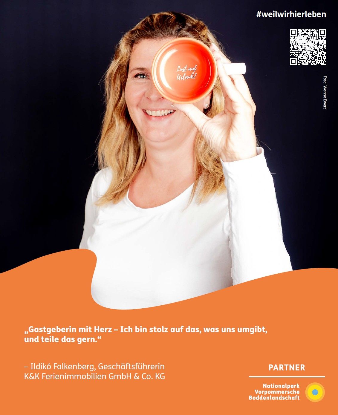 Band steht auf der Bühne